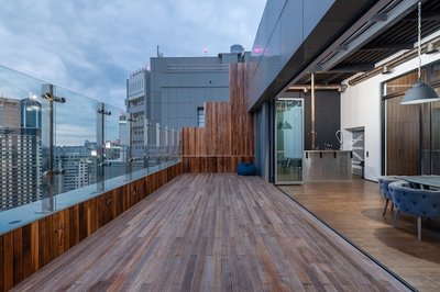 Suelos vinlicos en terrazas y balcones: resistencia y estilo