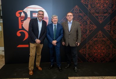 De izq. a derecha, Jos� Javier Garc�a, presidente de CEEI Elche, Francisco Menargues, Presidente Colegio de Economistas y Joaquin Alc�zar, director de CEEI Elche