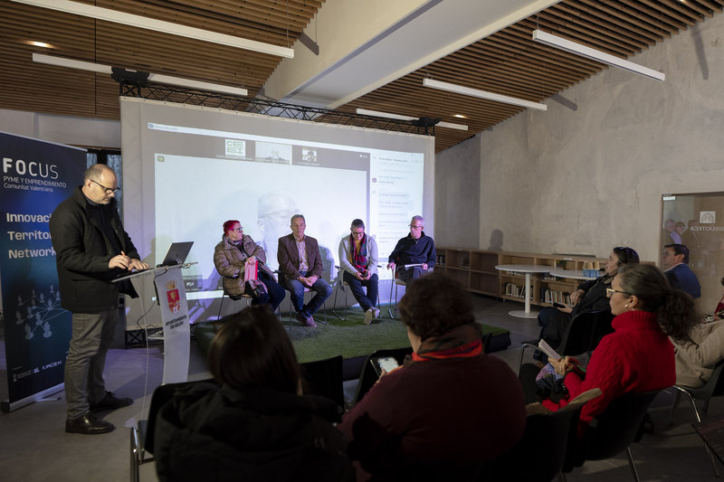 Mesa redonda sobre emprendimiento, turismo y poblacíon sénior