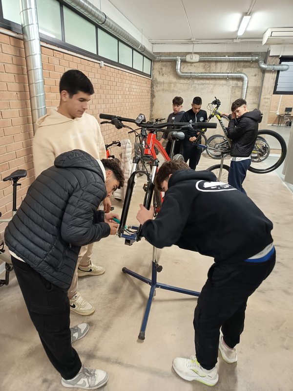 Alumnado de Guía en el Medio Natural estrena la nueva aula-taller de la Mención en Mecánica de Bicicletas