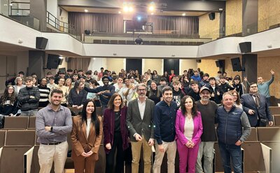 Autoridades municipales y representantes del CEEI junto a los estudiantes participantes