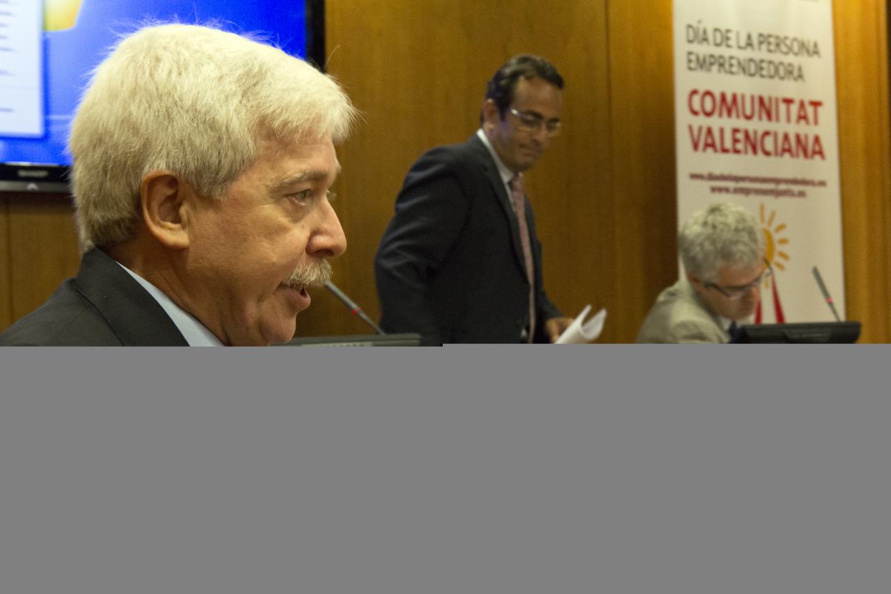 Salvador Gil presenta la intervención de José Mª Gómez Gras en la presentación DPECV2013