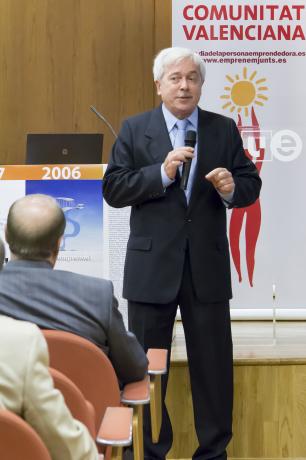 Salvador Gil durante su intervenci�n en la presentaci�n del DPECV2013